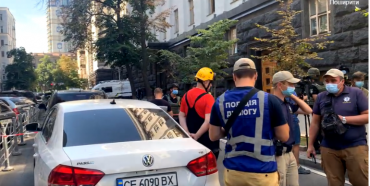 У Києві чоловік зайшов з гранатою в Кабмін і погрожує підірвати будівлю (ПРЯМИЙ ЕФІР)